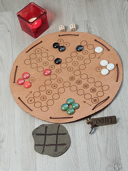 Ludo Spiel 30 cm Beutel Würfelspiel Brettspiel Spiel im Beutel innen mit Gravur des Spielbrettes inklusive Zusatzspiel Tic-Tac-Toe