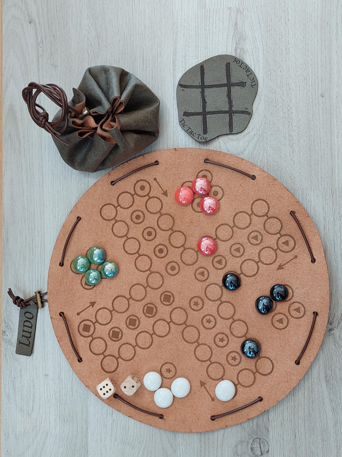 Ludo Spiel 30 cm Beutel Würfelspiel Brettspiel Spiel im Beutel innen mit Gravur des Spielbrettes inklusive Zusatzspiel Tic-Tac-Toe