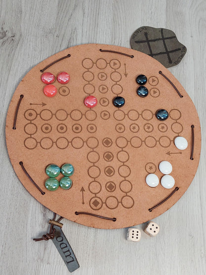 Ludo Spiel 30 cm Beutel Würfelspiel Brettspiel Spiel im Beutel innen mit Gravur des Spielbrettes inklusive Zusatzspiel Tic-Tac-Toe